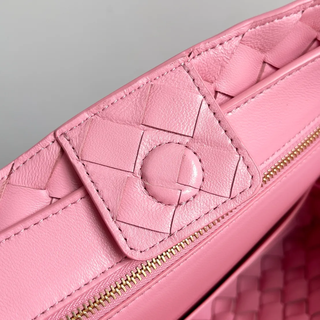 The 2023 new Andiamo batch of 1860 BV has been shipped‼ ️Really popular🔥The new Andiamo woven handbag launched by Bottega Veneta this season is really popular all over the world! ! Celebrities at home and abroad have worn it, and Oscar-winning actress Michelle Yeoh has taken it out on the street. Song Jia, Trai Yara, Yu Feihong, Sanji Ayaka, Rosie Hunting-Whiteley, Yoshioka Riho, etc. have all picked up this bag. It is classic and versatile, showing off its temperament, and the bag capacity is also large, which is very convenient for daily commuting! ! A variety of carrying methods, the shoulder straps can be adjusted by yourself, the original lambskin feels soft and delicate, and the neutral style is made to break gender boundaries and bring a more practical and longer-lasting use experience. Andiamo, which has both elegant and casual styles, perfectly interprets the true appearance of "fashionable old money style". Style number: 743568 Size: 25*22*10.5cm